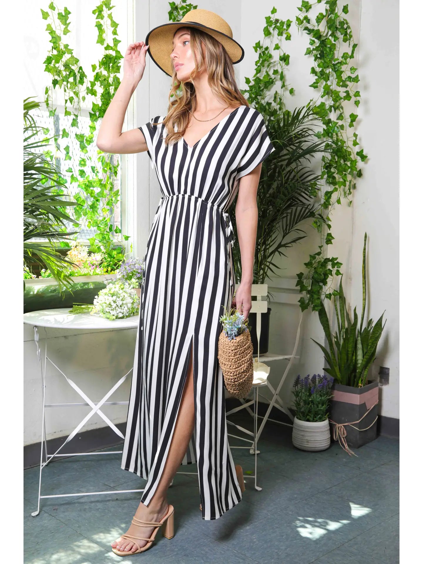 V-Neckline Waist Strap Pocket Detail Maxi Dress (Black)